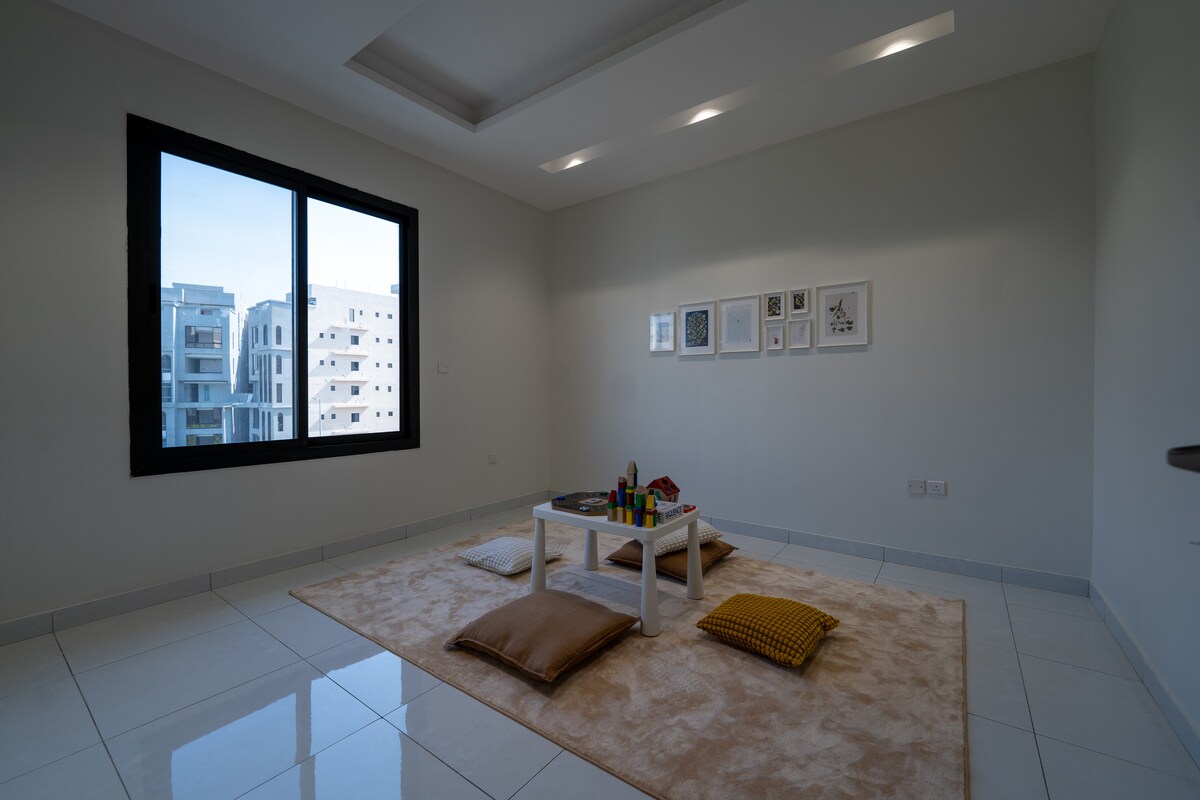 Modern 2BR Apartment with Kids Room