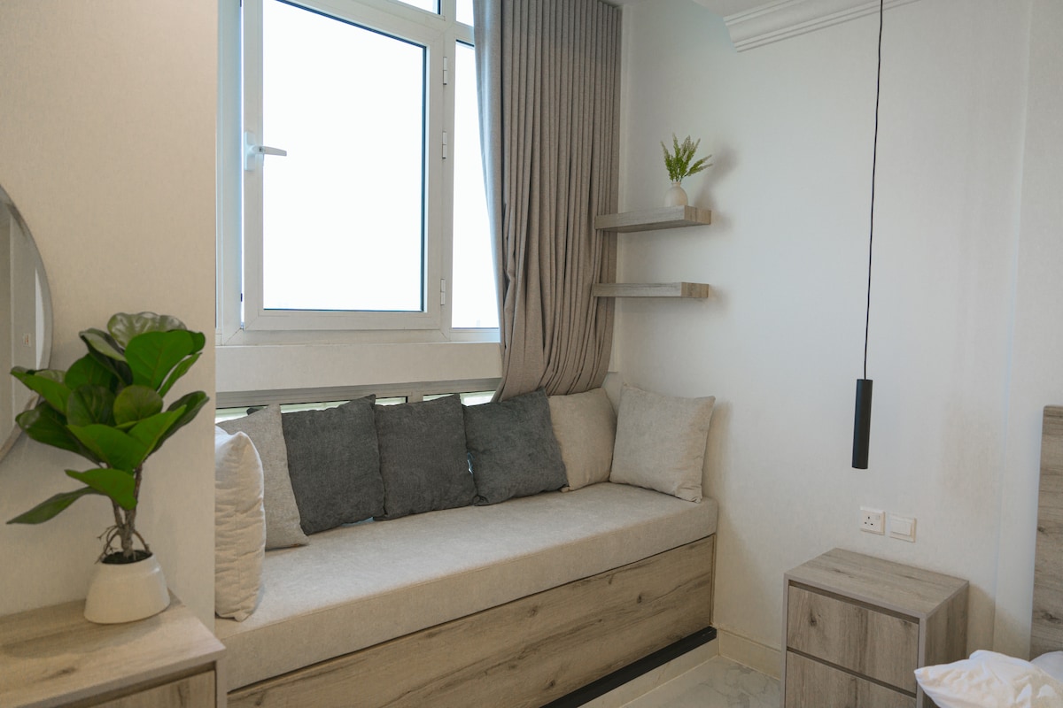 Elegant City View Apt